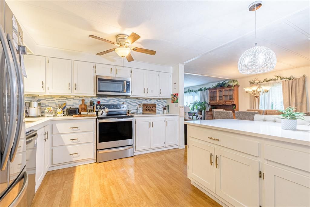 合同活跃: $189,900 (3 贝兹, 2 浴室, 1440 平方英尺)