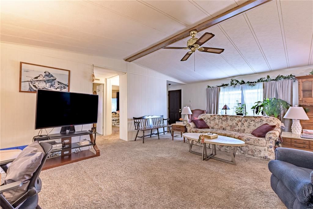 合同活跃: $189,900 (3 贝兹, 2 浴室, 1440 平方英尺)