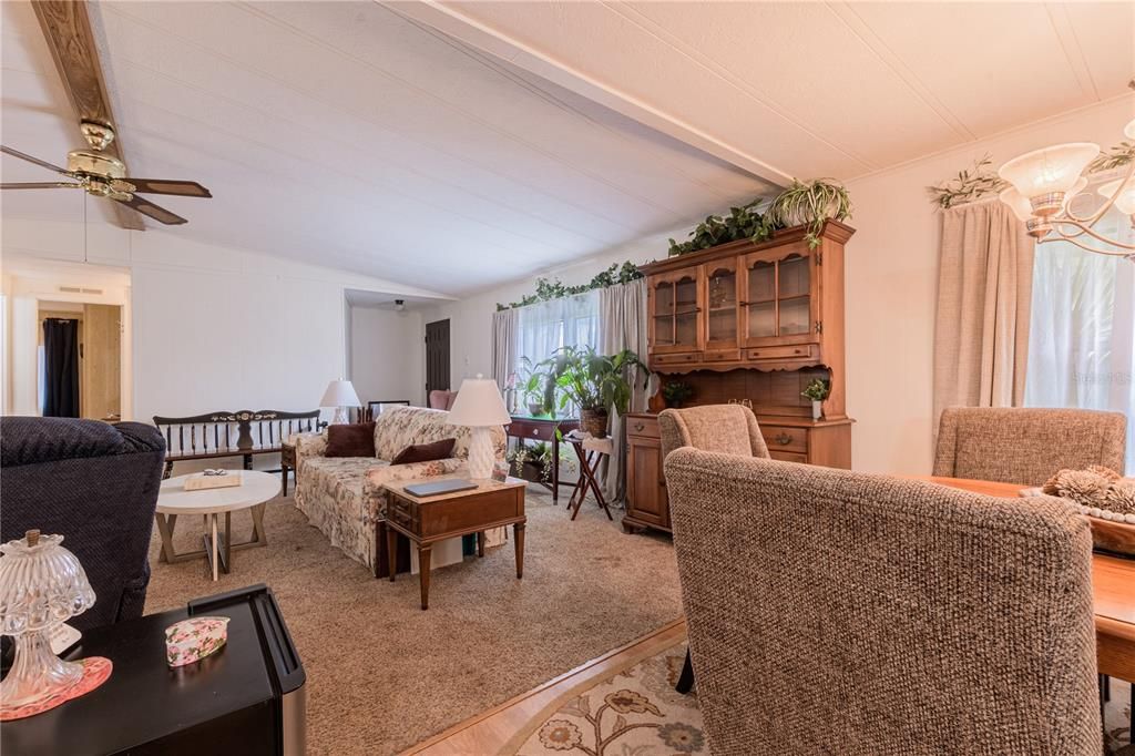 合同活跃: $189,900 (3 贝兹, 2 浴室, 1440 平方英尺)