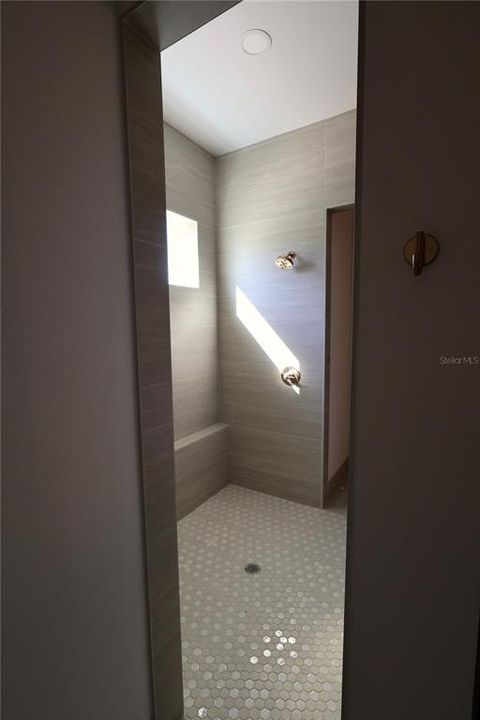 合同活跃: $679,000 (4 贝兹, 2 浴室, 2565 平方英尺)