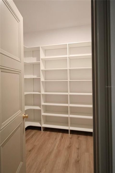 合同活跃: $679,000 (4 贝兹, 2 浴室, 2565 平方英尺)