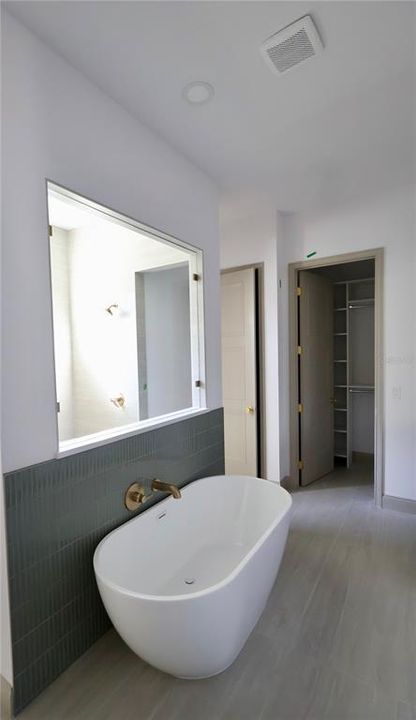 合同活跃: $679,000 (4 贝兹, 2 浴室, 2565 平方英尺)