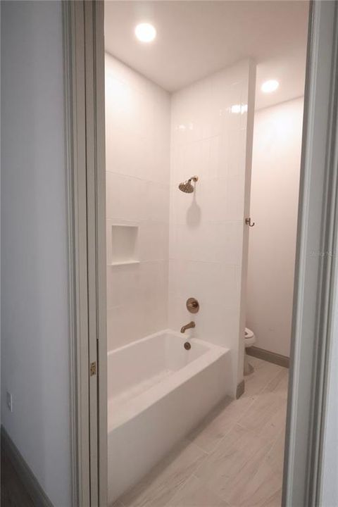 合同活跃: $679,000 (4 贝兹, 2 浴室, 2565 平方英尺)