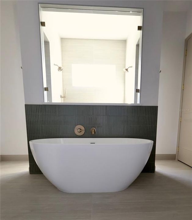 合同活跃: $679,000 (4 贝兹, 2 浴室, 2565 平方英尺)