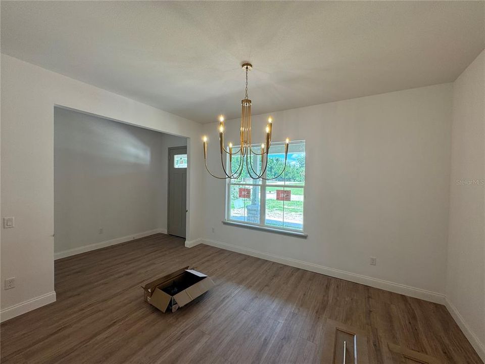 合同活跃: $679,000 (4 贝兹, 2 浴室, 2565 平方英尺)