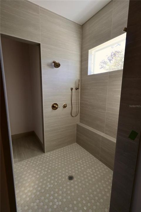 合同活跃: $679,000 (4 贝兹, 2 浴室, 2565 平方英尺)