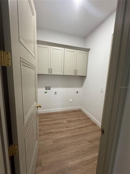 合同活跃: $679,000 (4 贝兹, 2 浴室, 2565 平方英尺)