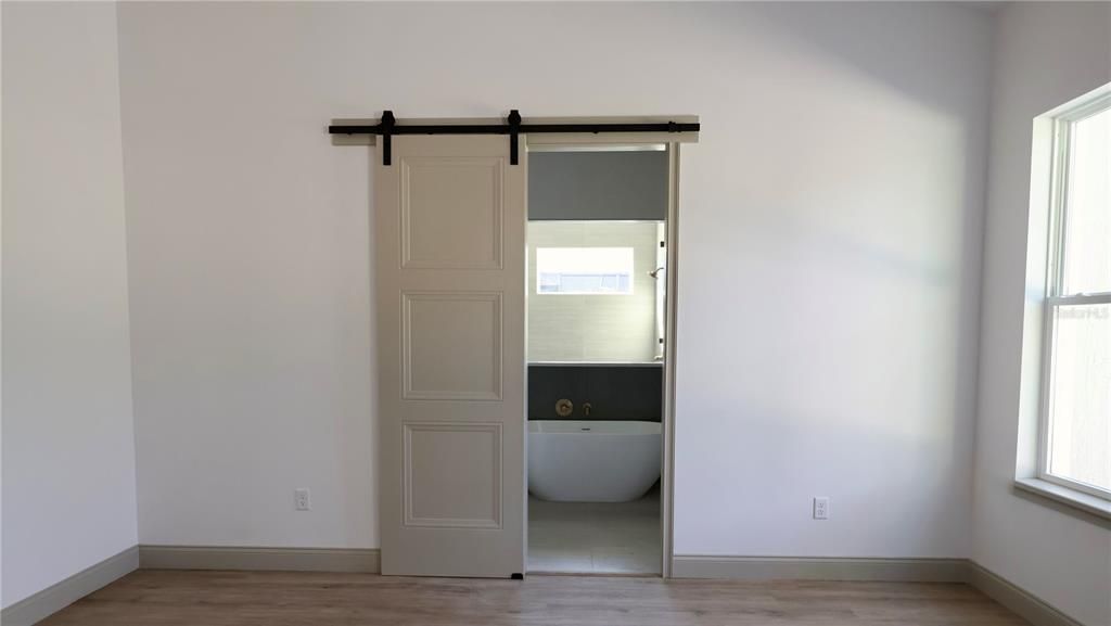 合同活跃: $679,000 (4 贝兹, 2 浴室, 2565 平方英尺)