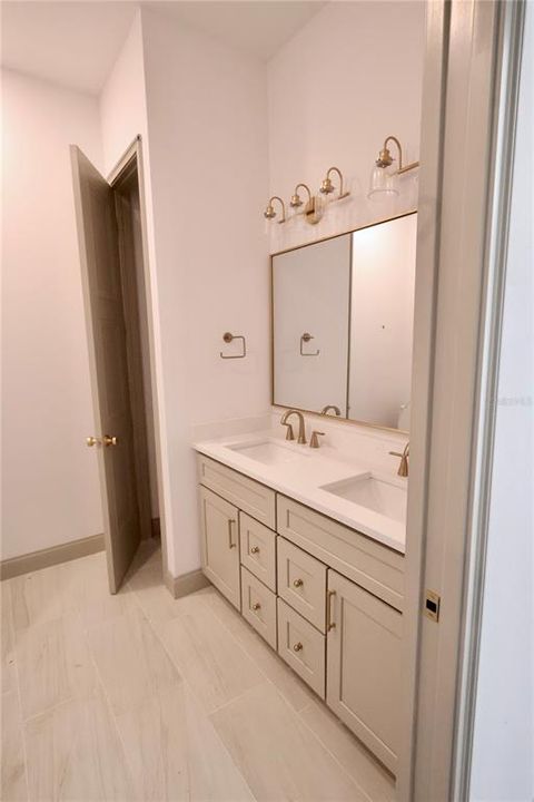 合同活跃: $679,000 (4 贝兹, 2 浴室, 2565 平方英尺)