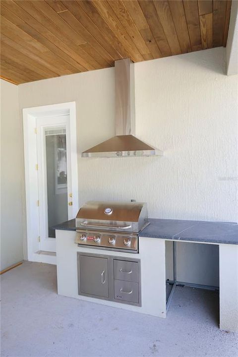 合同活跃: $679,000 (4 贝兹, 2 浴室, 2565 平方英尺)