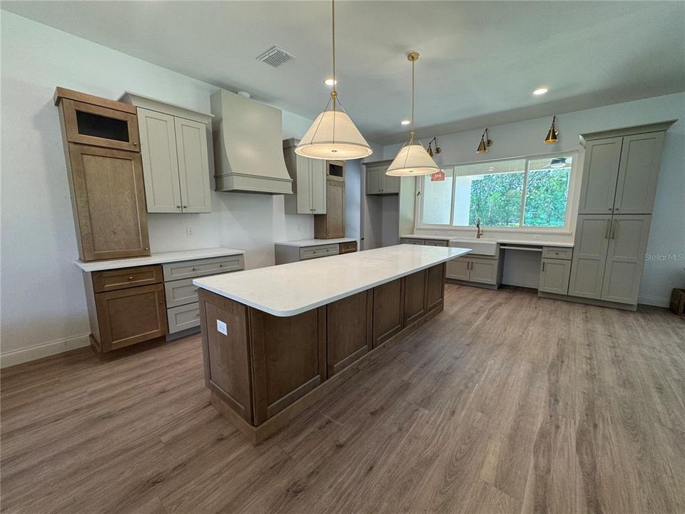 合同活跃: $679,000 (4 贝兹, 2 浴室, 2565 平方英尺)