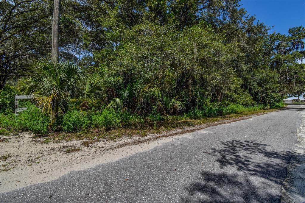 На продажу: $69,000 (2.01 acres)