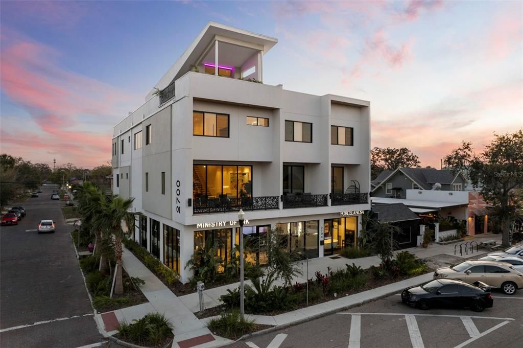 For Sale: $2,950,000 (3 beds, 3 baths, 4800 Square Feet)