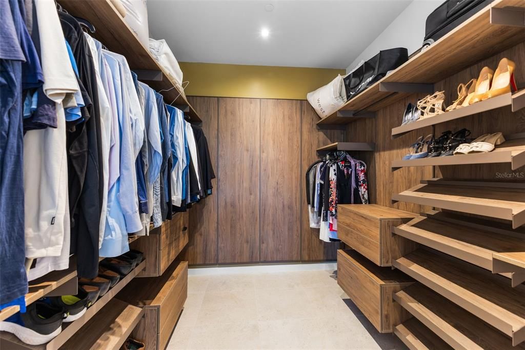 For Sale: $2,950,000 (3 beds, 3 baths, 4800 Square Feet)