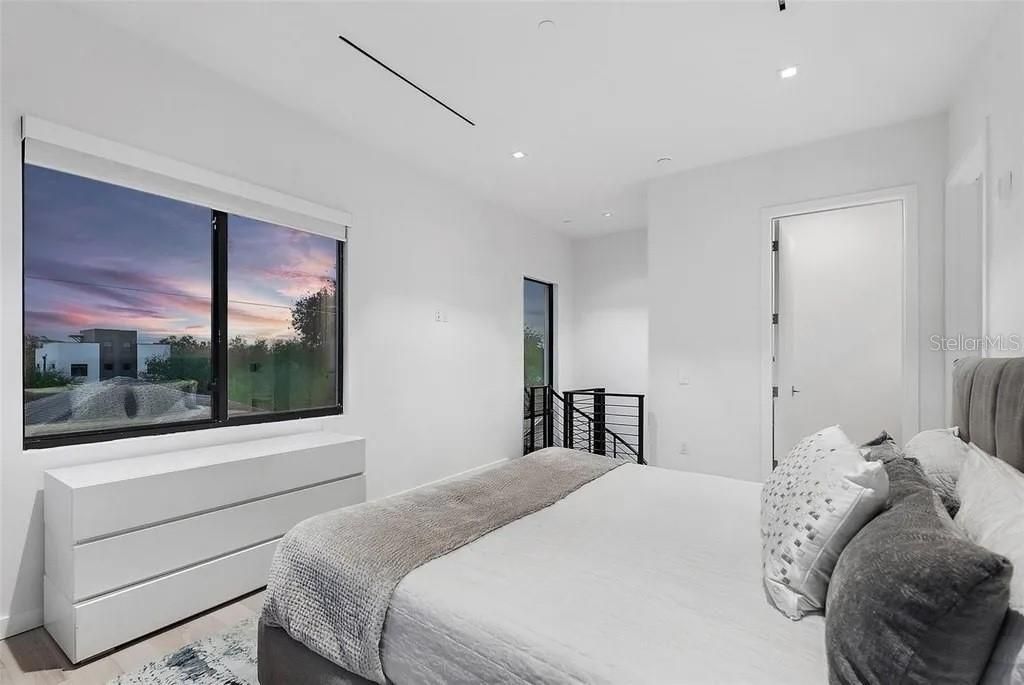 For Sale: $2,950,000 (3 beds, 3 baths, 4800 Square Feet)