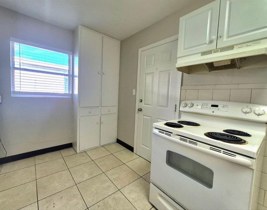 For Rent: $1,500 (2 beds, 1 baths, 727 Square Feet)