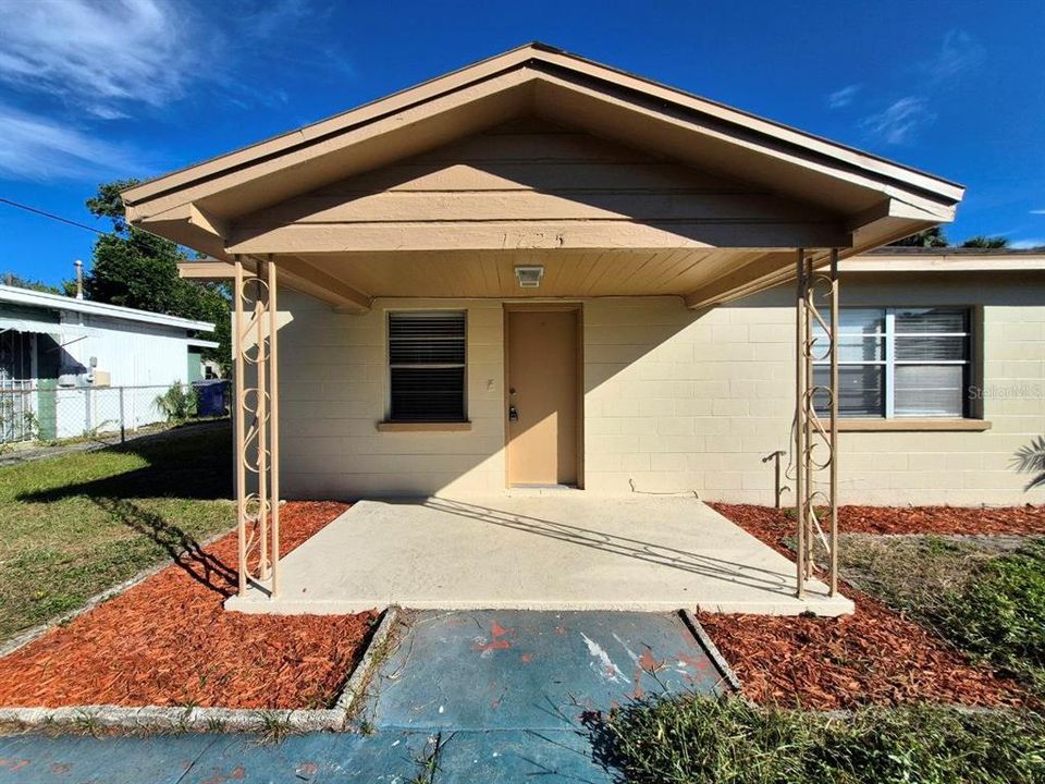 For Rent: $1,500 (2 beds, 1 baths, 727 Square Feet)