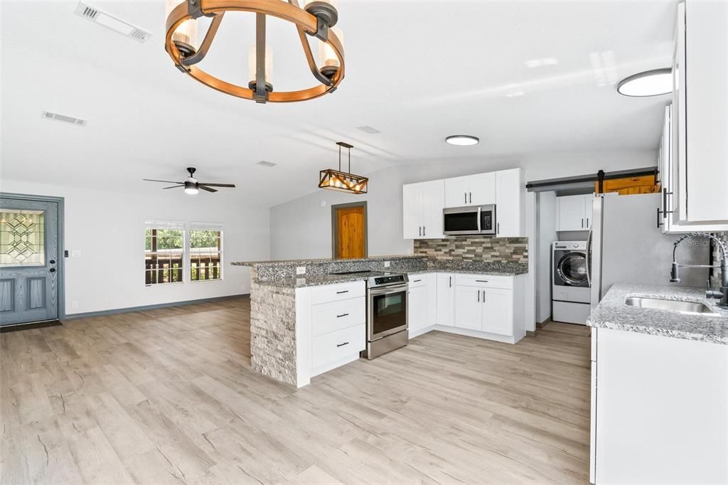 На продажу: $549,998 (3 спален, 2 ванн, 1296 Квадратных фут)