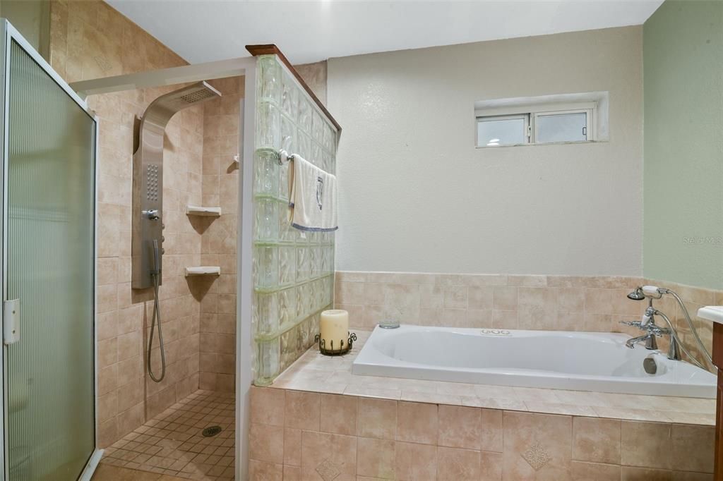 En Venta: $2,500,000 (4 camas, 5 baños, 3588 Pies cuadrados)