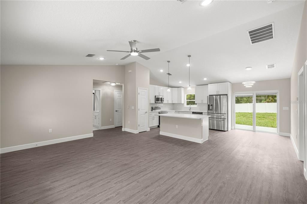 Под контрактом: $279,900 (3 спален, 2 ванн, 1478 Квадратных фут)