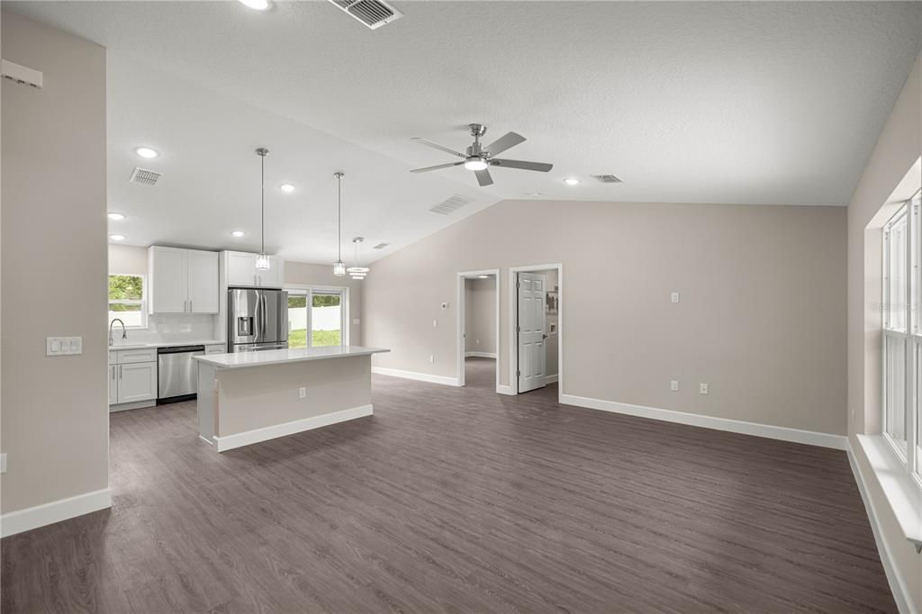 Под контрактом: $279,900 (3 спален, 2 ванн, 1478 Квадратных фут)