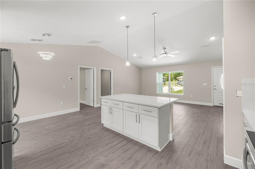 Под контрактом: $279,900 (3 спален, 2 ванн, 1478 Квадратных фут)