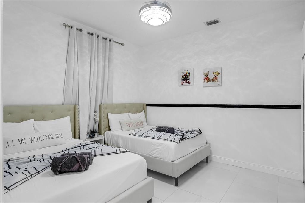 For Sale: $975,000 (4 beds, 3 baths, 2500 Square Feet)