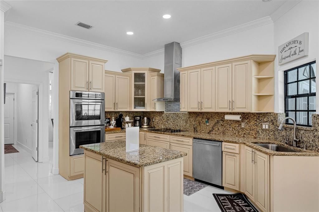 For Sale: $975,000 (4 beds, 3 baths, 2500 Square Feet)