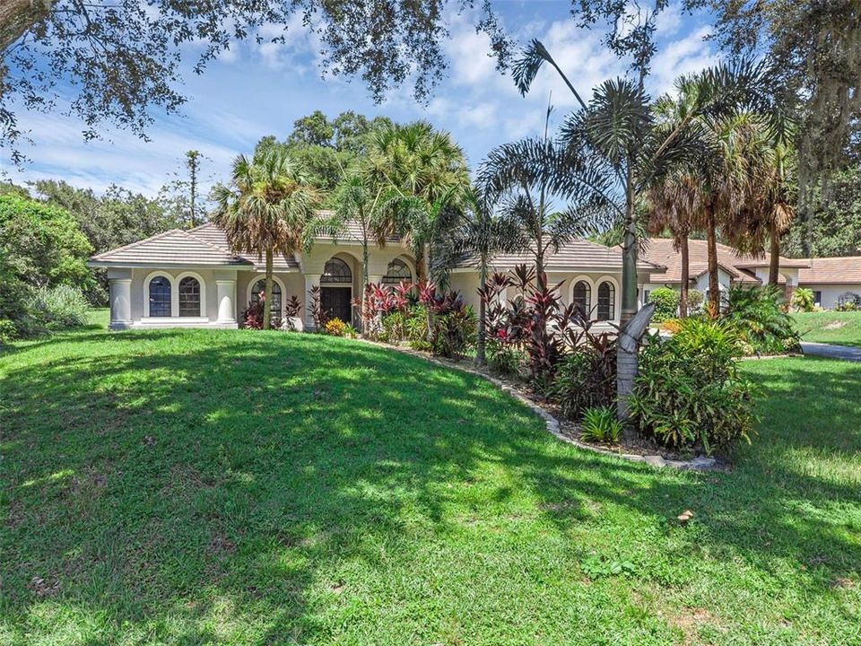 For Sale: $975,000 (4 beds, 3 baths, 2500 Square Feet)