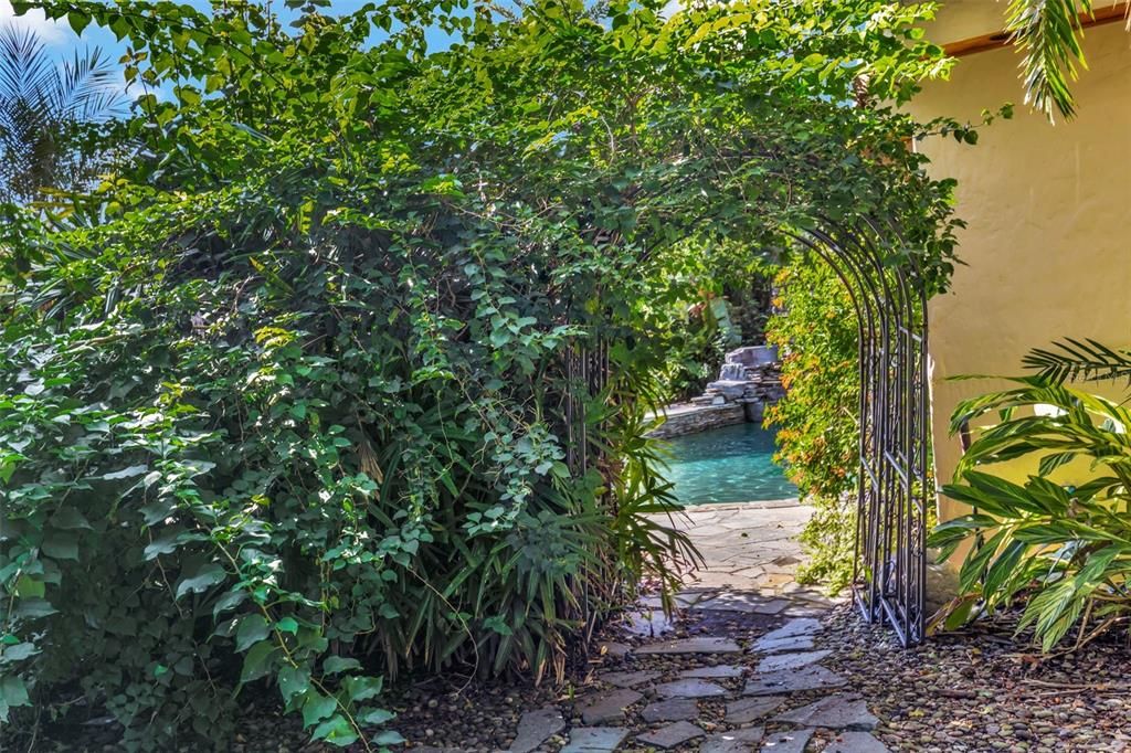 合同活跃: $875,000 (4 贝兹, 4 浴室, 2862 平方英尺)