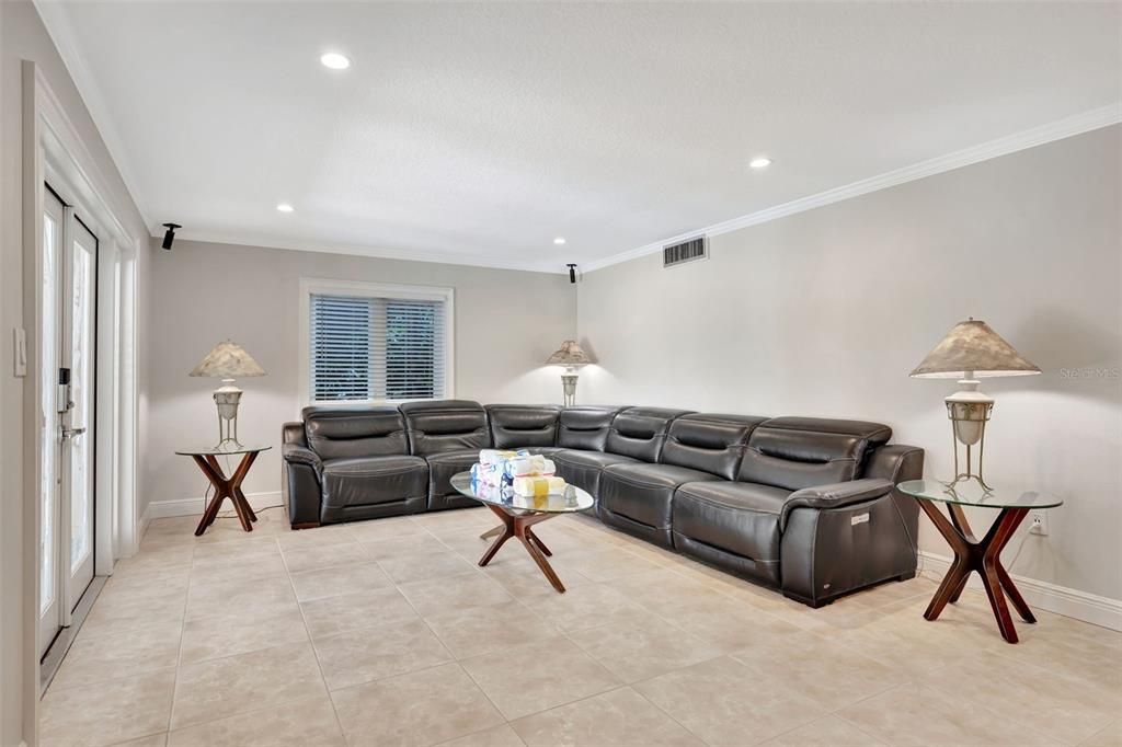 合同活跃: $875,000 (4 贝兹, 4 浴室, 2862 平方英尺)