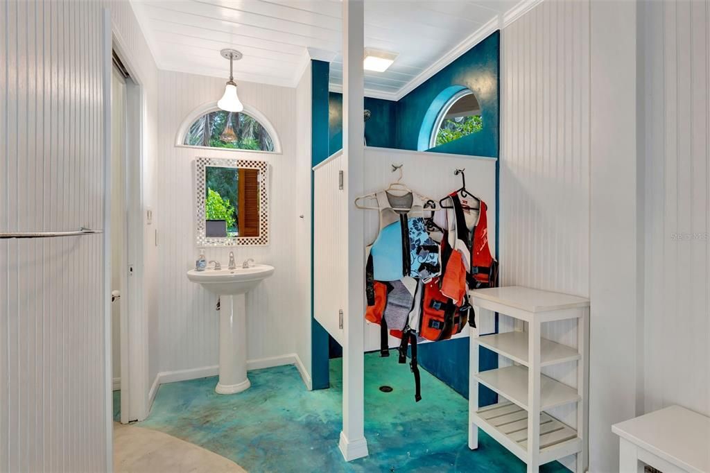 合同活跃: $875,000 (4 贝兹, 4 浴室, 2862 平方英尺)