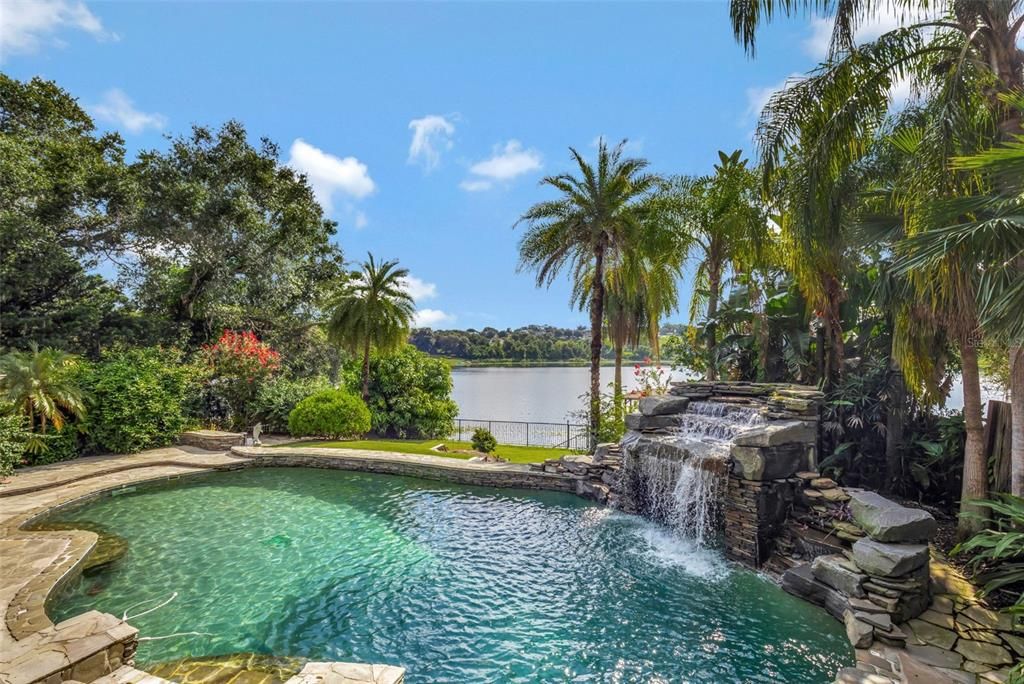 合同活跃: $875,000 (4 贝兹, 4 浴室, 2862 平方英尺)