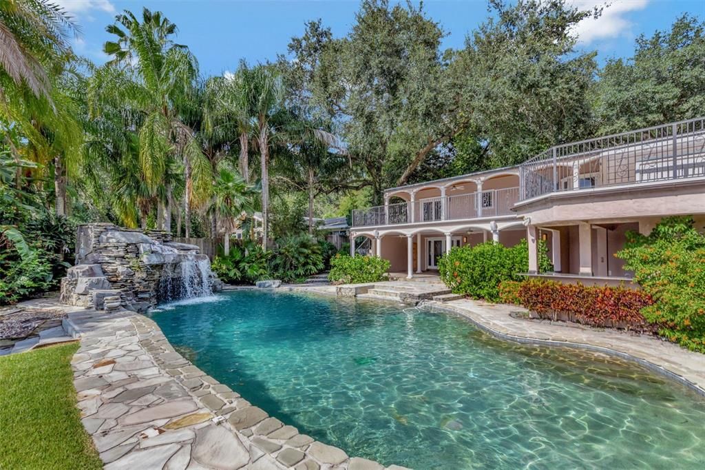 合同活跃: $875,000 (4 贝兹, 4 浴室, 2862 平方英尺)