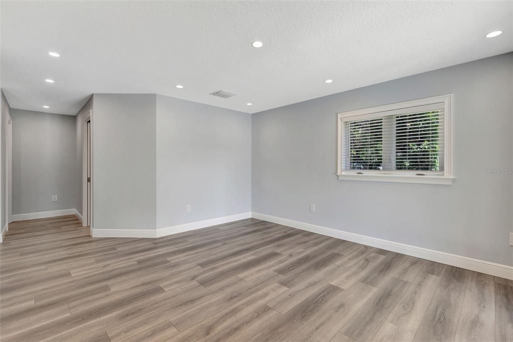 合同活跃: $875,000 (4 贝兹, 4 浴室, 2862 平方英尺)