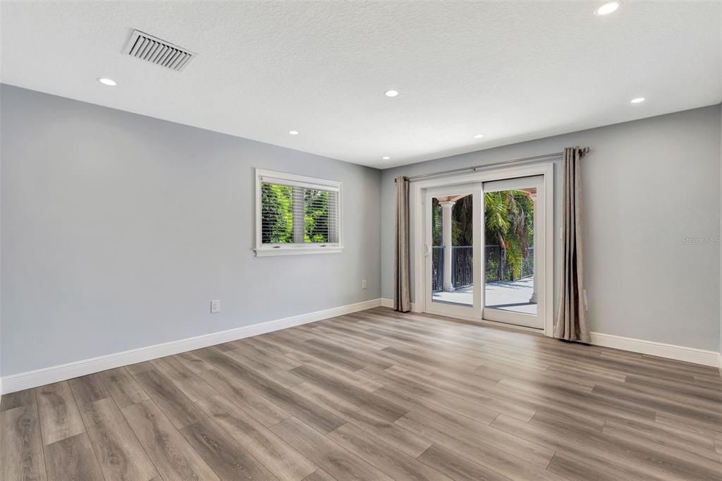 合同活跃: $875,000 (4 贝兹, 4 浴室, 2862 平方英尺)