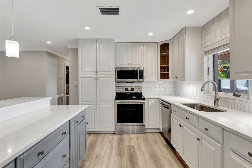 合同活跃: $875,000 (4 贝兹, 4 浴室, 2862 平方英尺)