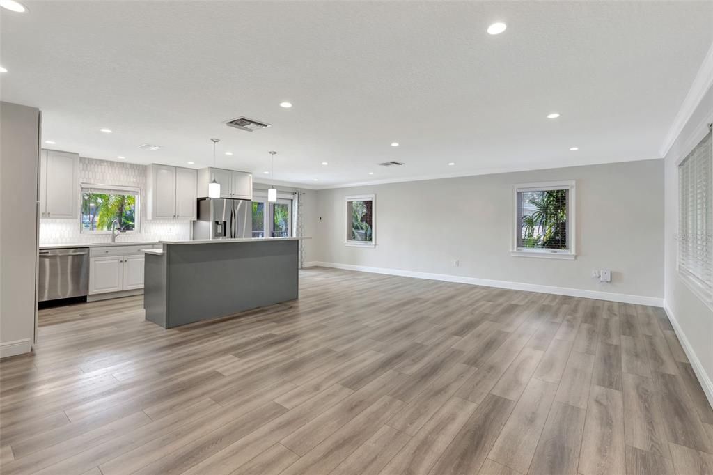 合同活跃: $875,000 (4 贝兹, 4 浴室, 2862 平方英尺)