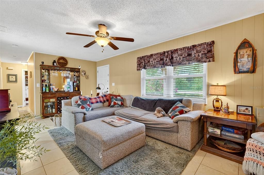 合同活跃: $284,000 (3 贝兹, 2 浴室, 1172 平方英尺)