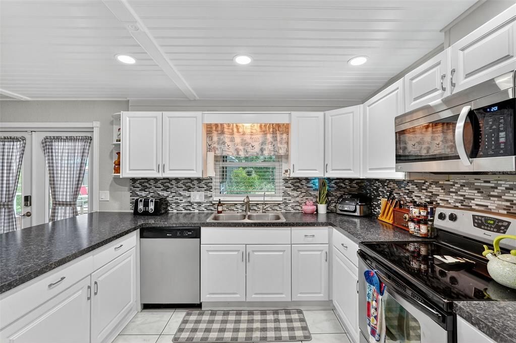 合同活跃: $284,000 (3 贝兹, 2 浴室, 1172 平方英尺)