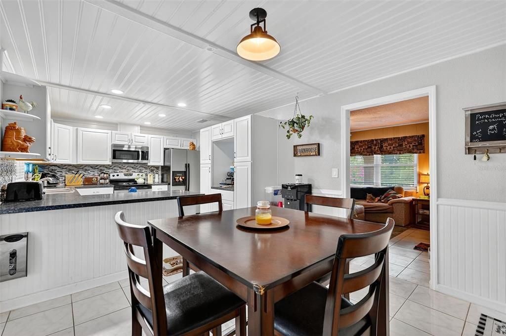 合同活跃: $284,000 (3 贝兹, 2 浴室, 1172 平方英尺)