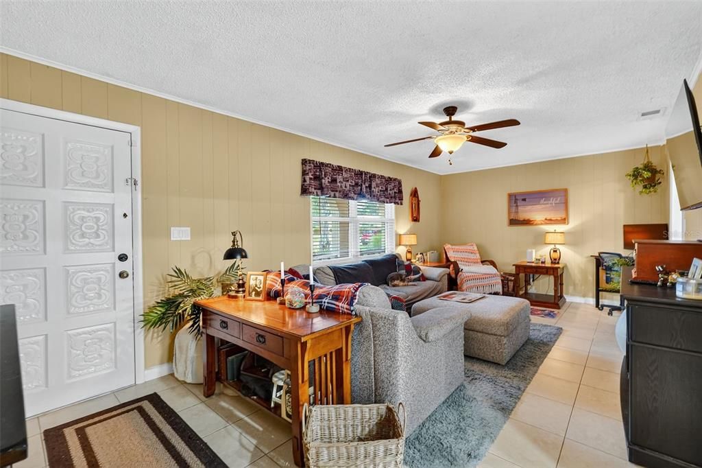 合同活跃: $284,000 (3 贝兹, 2 浴室, 1172 平方英尺)