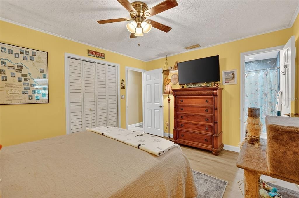 合同活跃: $284,000 (3 贝兹, 2 浴室, 1172 平方英尺)