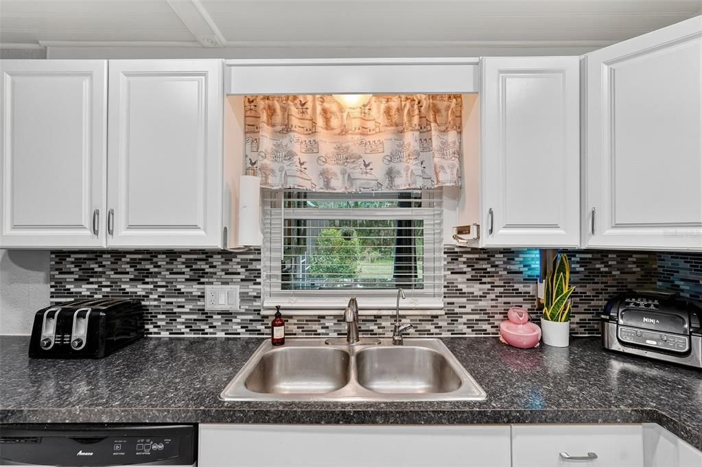 合同活跃: $284,000 (3 贝兹, 2 浴室, 1172 平方英尺)