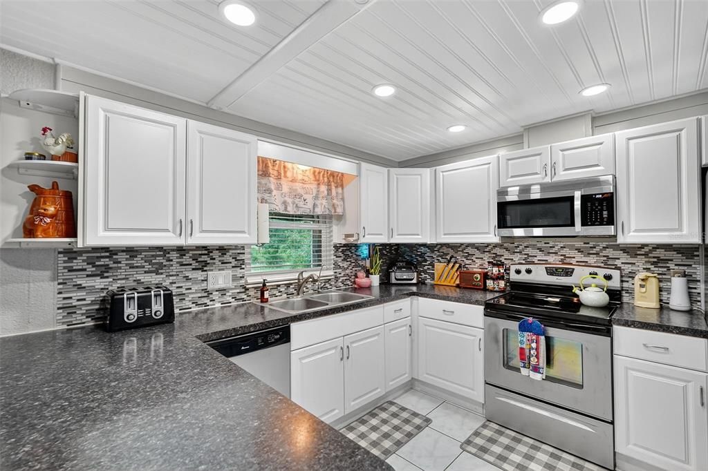 合同活跃: $284,000 (3 贝兹, 2 浴室, 1172 平方英尺)