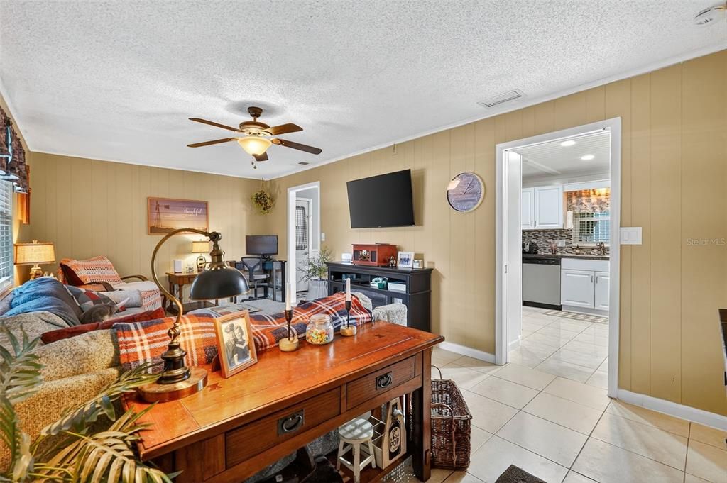 合同活跃: $284,000 (3 贝兹, 2 浴室, 1172 平方英尺)