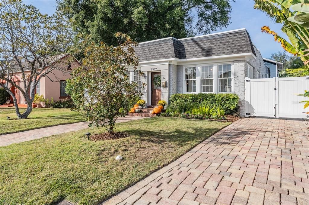 Active With Contract: $875,000 (3 beds, 2 baths, 1562 Square Feet)