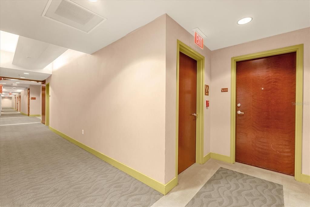 For Sale: $229,900 (1 beds, 1 baths, 728 Square Feet)