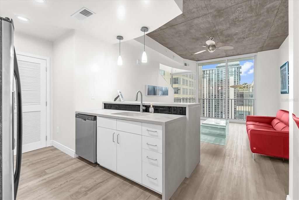 For Sale: $229,900 (1 beds, 1 baths, 728 Square Feet)