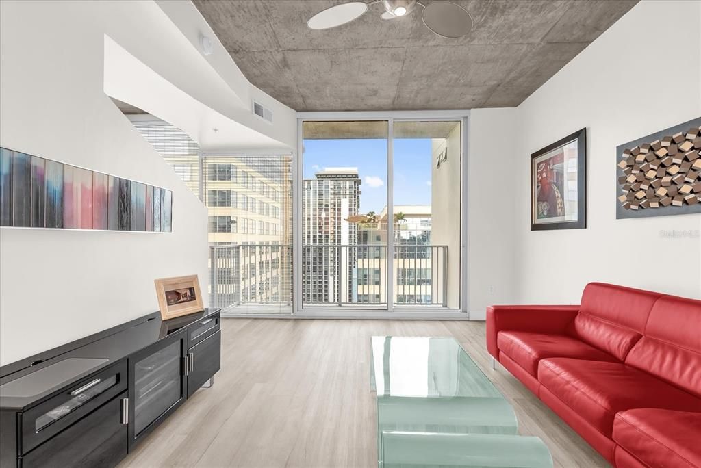 For Sale: $229,900 (1 beds, 1 baths, 728 Square Feet)